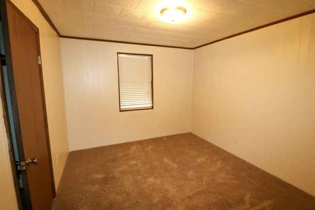 Building Photo - Cute Home Close to Town