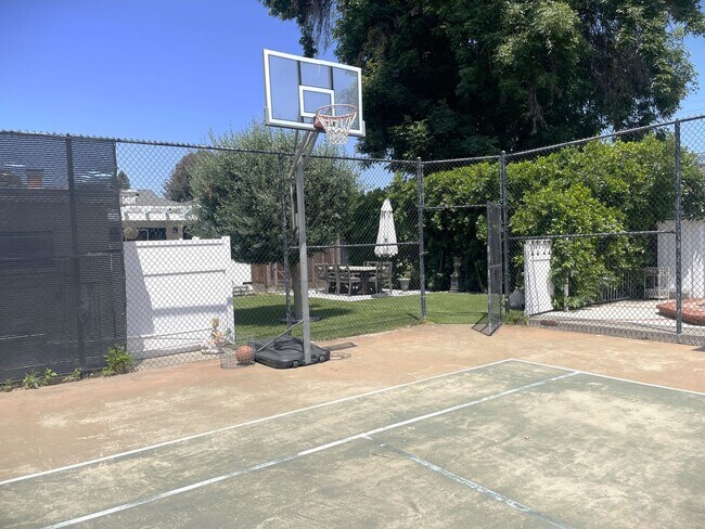 Building Photo - Luxurious Lake Balboa Home with Athletic A...