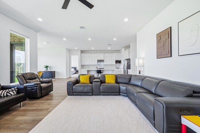 Building Photo - 31051 Sun Vly Dr
