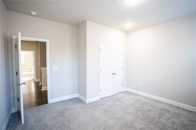 Building Photo - 2215 Manor Pointe Dr