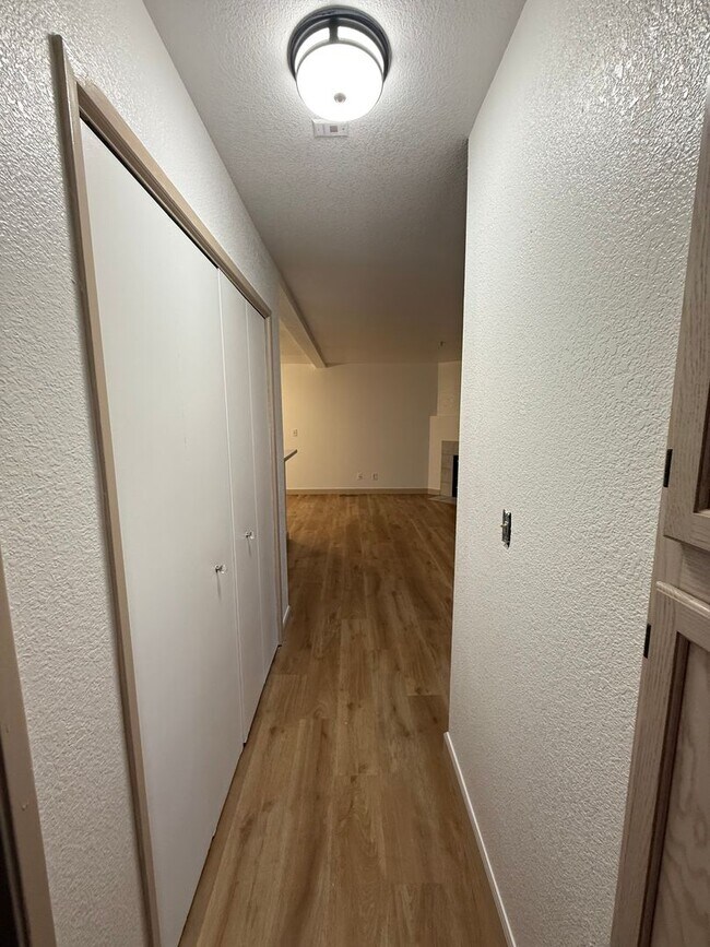 Building Photo - Gated Community with easy west bound 80 access