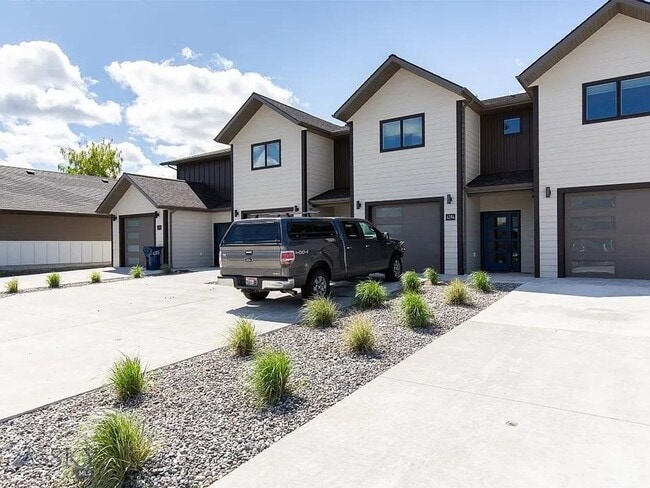 Building Photo - 3 Bd / 2.5 Bath Townhome Furnished or Unfurnished