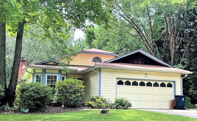 Building Photo - 21225 Pine Ridge Dr