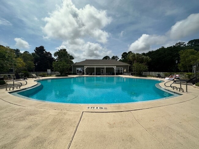 Building Photo - Gorgeous 2 bed/2 bath located in gated community!
