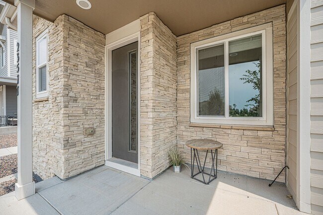Building Photo - Spacious 3 bedroom home in the heart of Ly...