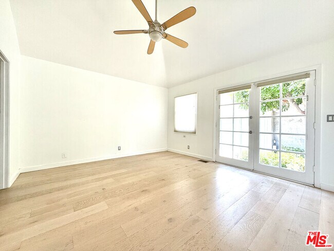Building Photo - 1153 N Poinsettia Pl