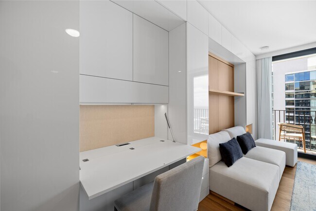 Building Photo - 987 Queen St