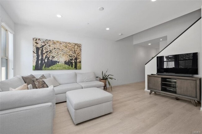 Building Photo - 29 Prominence