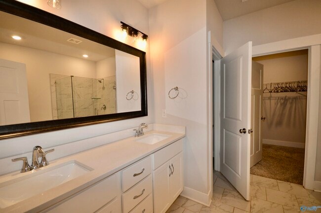 Building Photo - 151 Rugby Dr