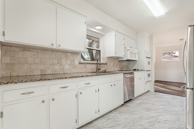 Building Photo - 6908 Wake Forrest Dr