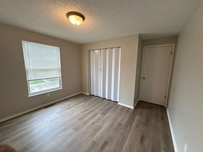 Building Photo - **Updated 2-Level Townhome in Fort Collins...