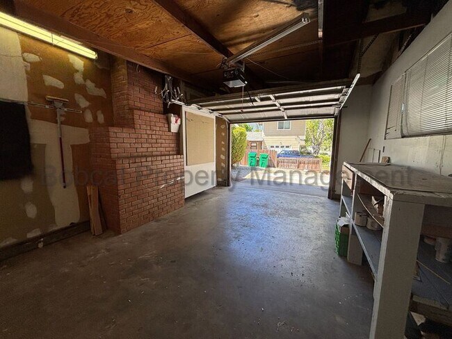Building Photo - 750 Crain St