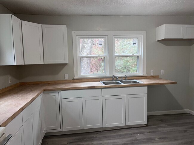 Building Photo - Spacious 3 Bedroom House in Rossville