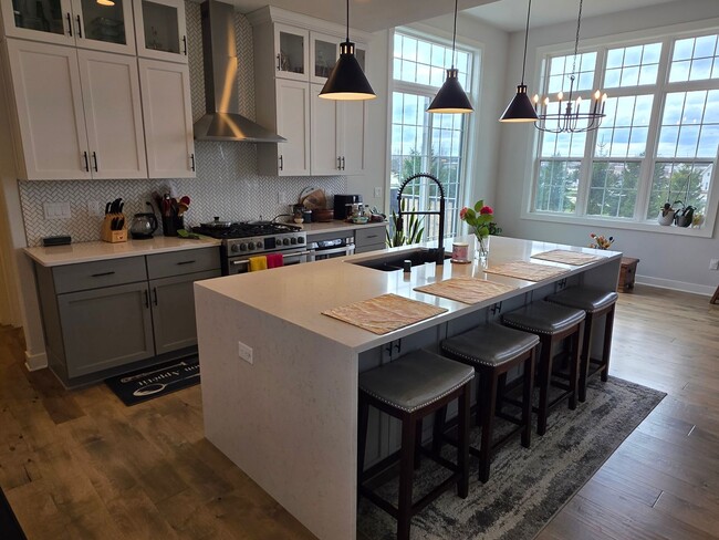 Building Photo - 5 bedroom Pewaukee home in Broken Hill