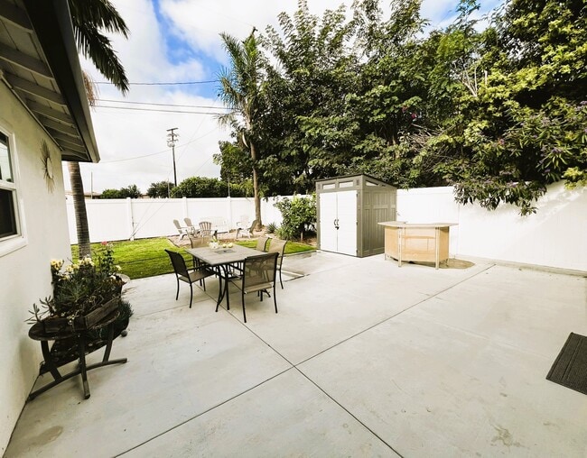 Building Photo - 2625 Vuelta Grande Ave