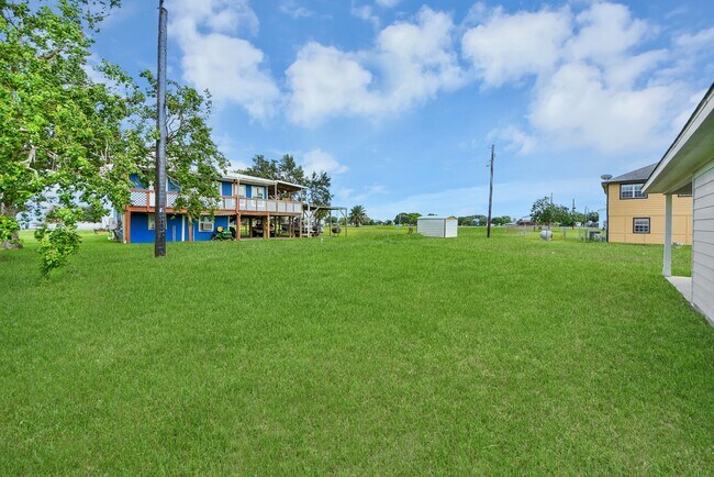 Building Photo - 1105 W Bayshore Dr