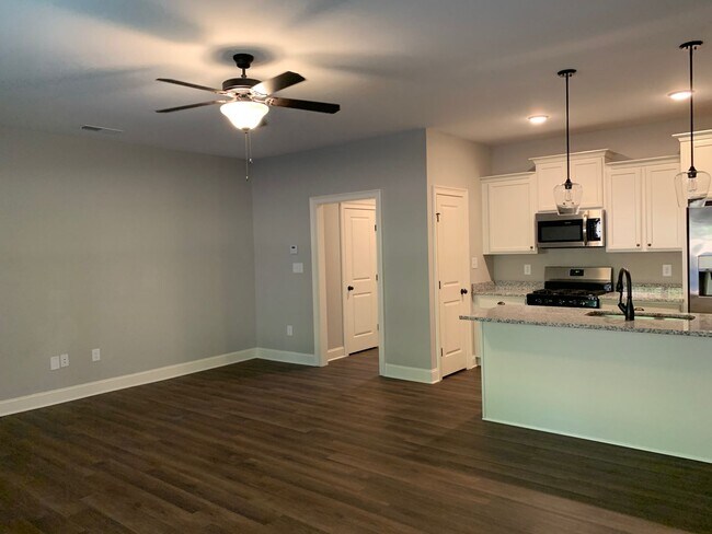 Building Photo - 3 Bedrooms 2.5 Baths  Condo in Downtown Watkinsville!