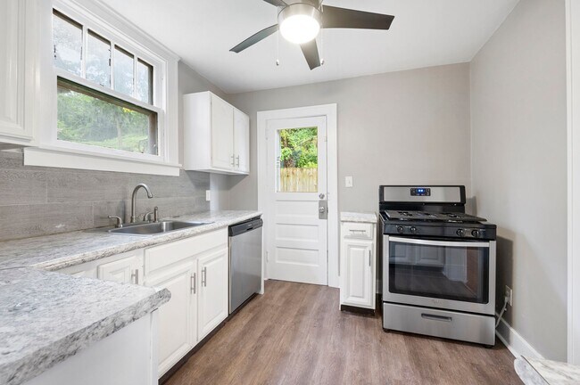Building Photo - Updated 3 Bed, 1 Bath with Central AC, Laundry in Basement! Available Early June