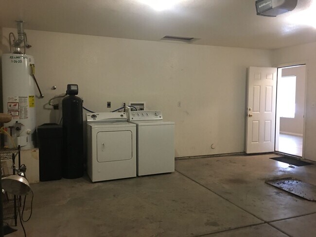 Building Photo - 3-Bedroom Single Family Home with Central Cooling, Attached Garage, and Tile Flooring