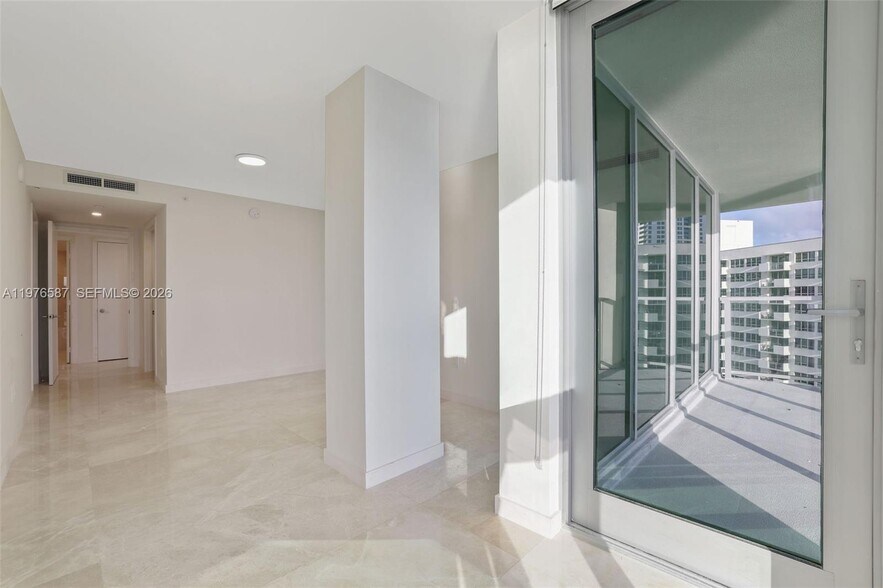 Building Photo - 1500 Bay Dr