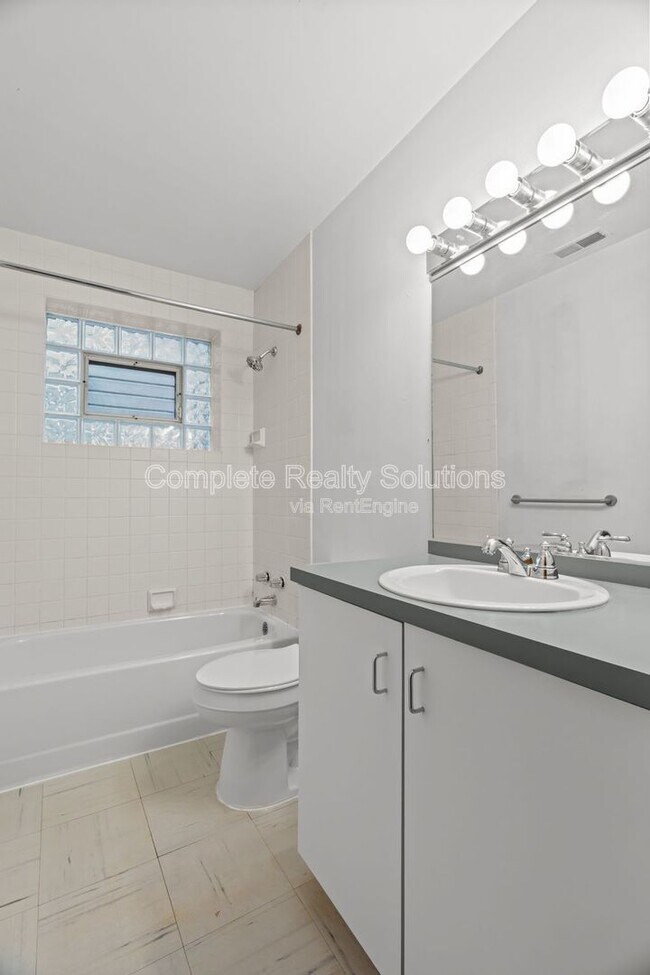 Building Photo - 1210 Lynch St