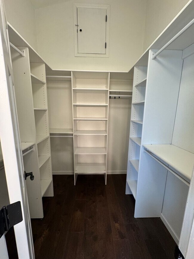 Building Photo - 5 Bedroom Home in Broadmoor Bluffs