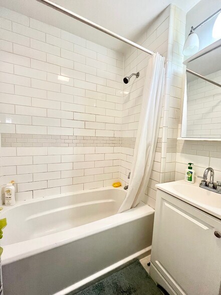 Building Photo - 84 Day St