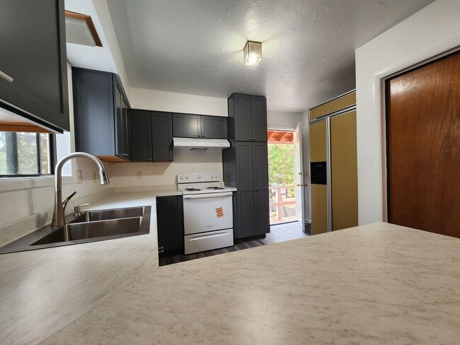 Building Photo - 221 - Steelhead Ave Duplex