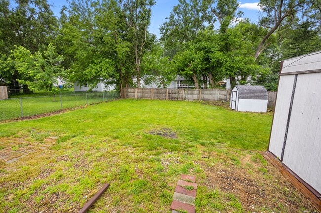 Building Photo - 1 Bedroom/ 1 Bath Home - Fenced in back yard and 1 Stall Garage