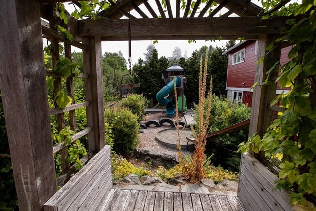 Building Photo - Lovely Langley Condo and Pet Friendly!