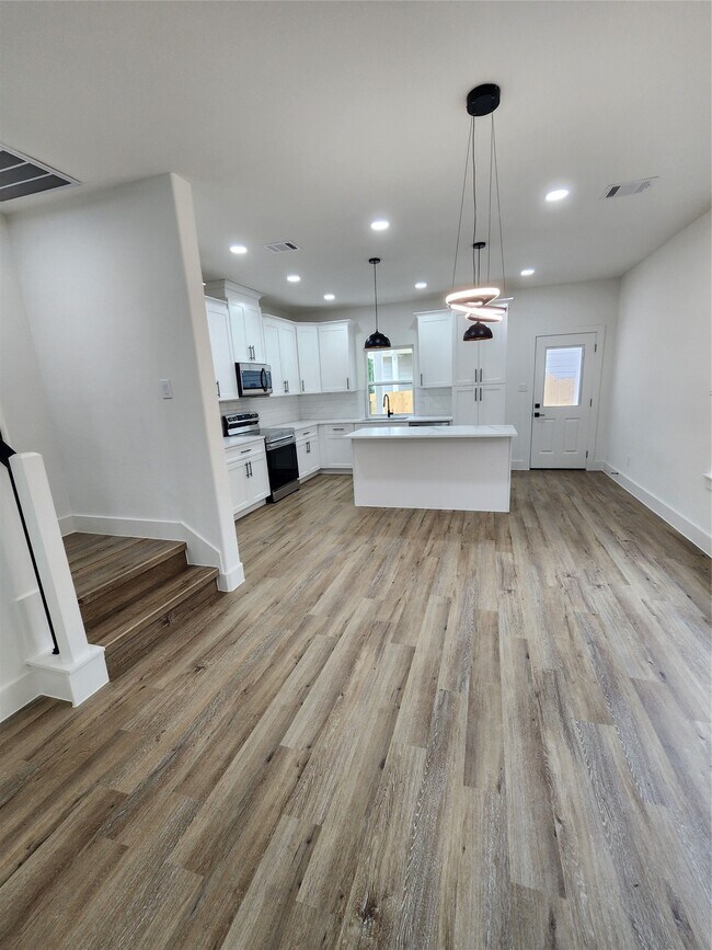 Building Photo - 650 Everett St