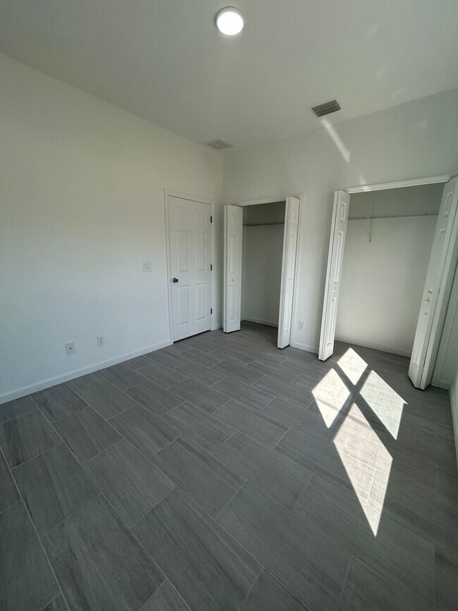 Building Photo - 1142 Heron St