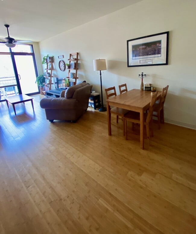 Dining area - 1333 W Broad St