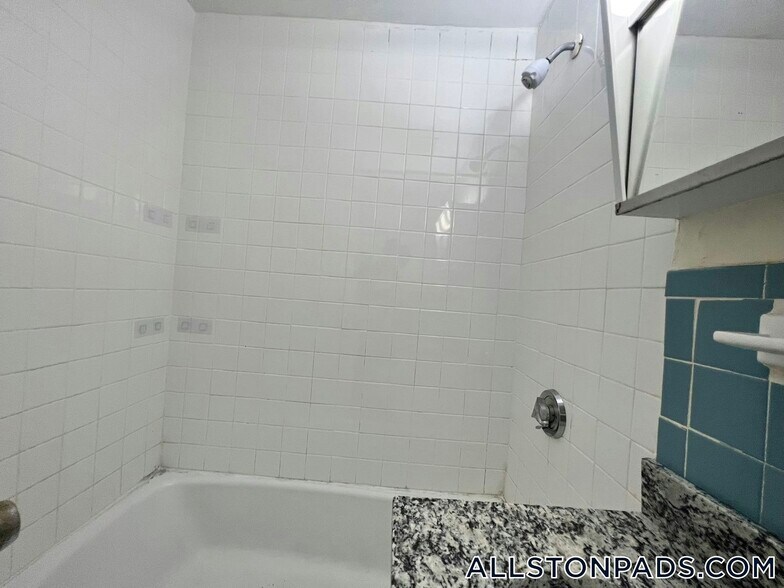 Building Photo - 88 Gardner St