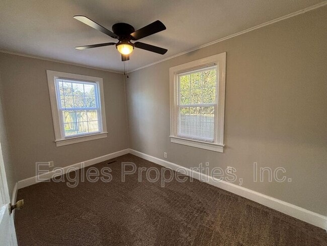 Building Photo - 905 N Pineview Ave