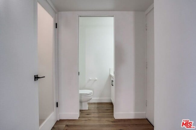 Building Photo - 435 N Oakhurst Dr