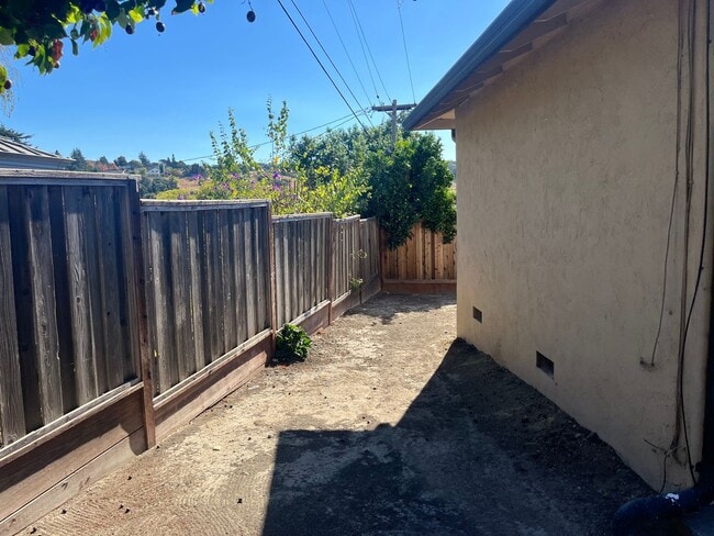 Building Photo - 4 Bedroom Ranch Style Home in Quiet El Sobrante Neighborhood