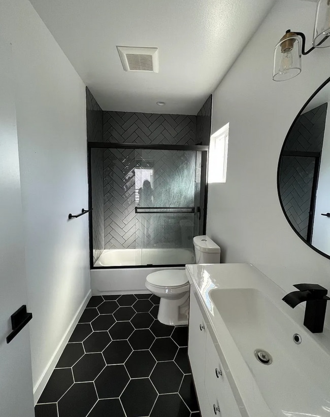 Building Photo - 3-story townhome is optimized for your L.A lifestyle 1st month free!