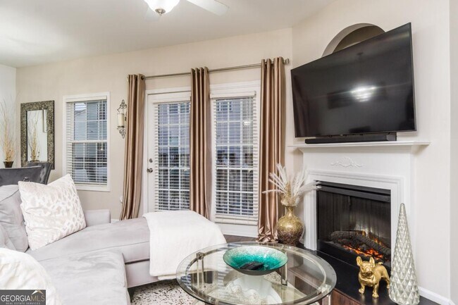 Building Photo - 2449 Suwanee Pointe Dr