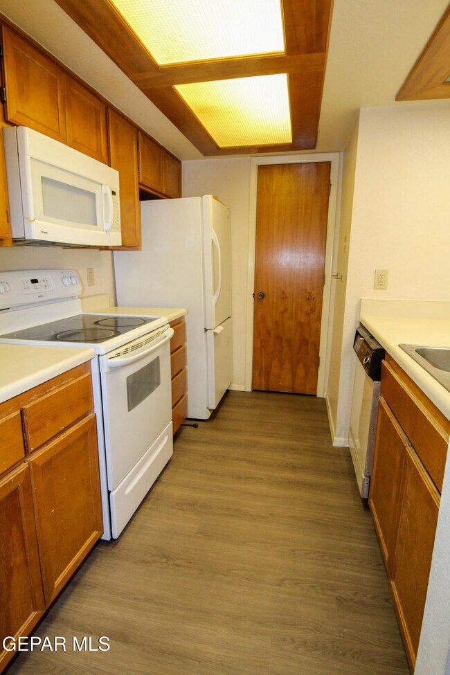 Building Photo - 7465 Stoney Hill Dr