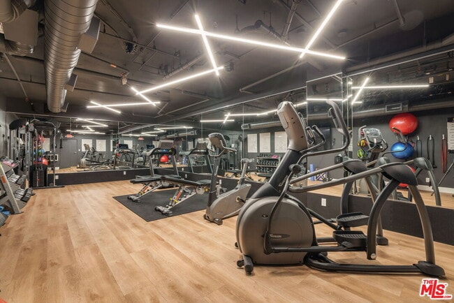 Building Photo - 930 N Doheny Dr