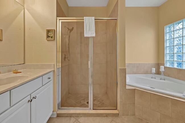 Building Photo - "Stunning Fully Furnished 3BR Orlando Home with Private Screened Pool, Spa & Spacious Living Areas"