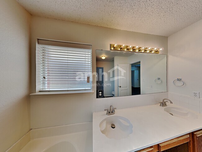 Building Photo - 736 Trees Dr