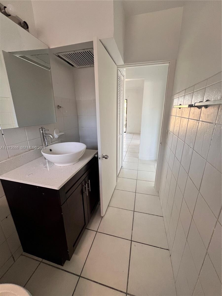 Building Photo - 608 SW 15th Ave