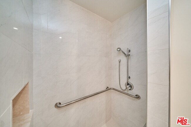 Building Photo - 951 S Wilton Pl
