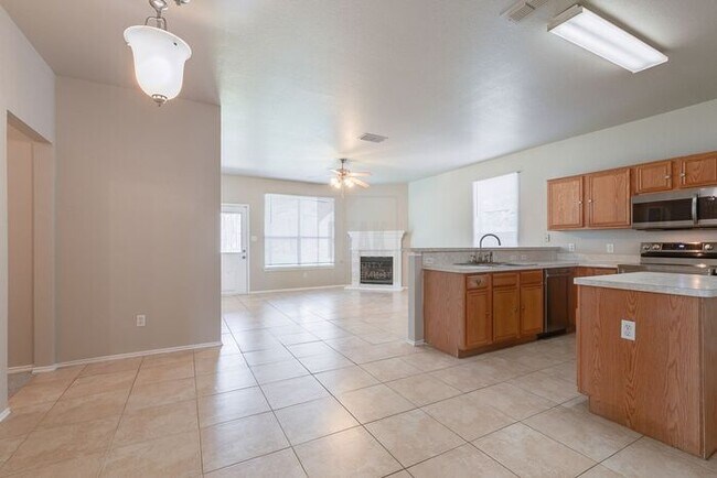 Building Photo - 4 Bedroom/2 Bathroom HOME FOR LEASE! Just ...