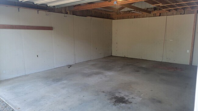 Building Photo - 4 Bedroom South Hill Home With Detached Ga...