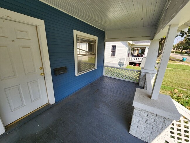 Building Photo - !! Spacious 2-Bedroom, 1-Bathroom Home AVA...