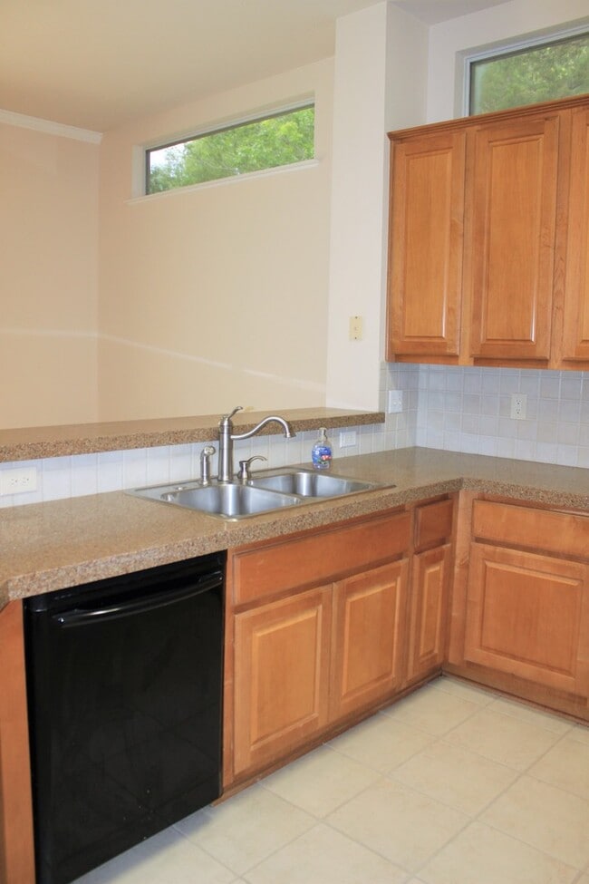 Building Photo - 103 Hill Country Dr