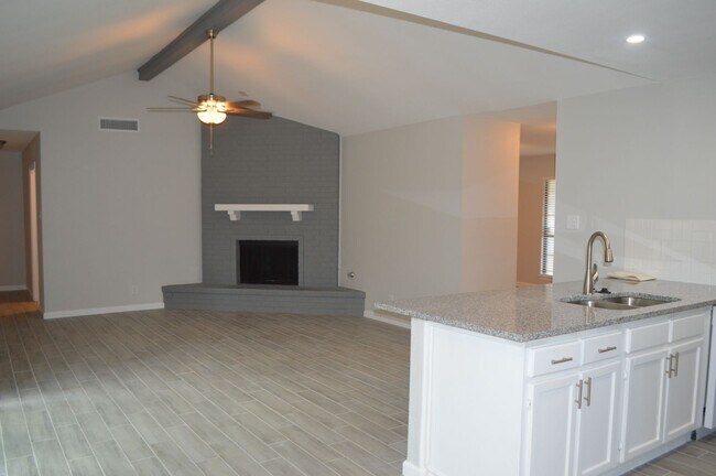 Building Photo - Gorgeous, Spacious 4 bed 2 bath